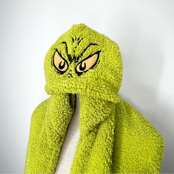 NWOT Hallmark How The Grinch Stole Christmas Grinch Hooded Scarf With Pockets - Picture 4 of 8